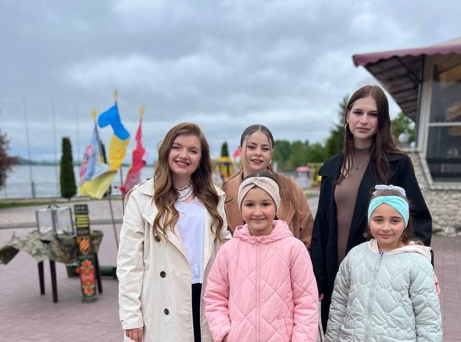 Уляна Шерстій та Марія Гнатів з наймолодшими учасницями концерту.JPG